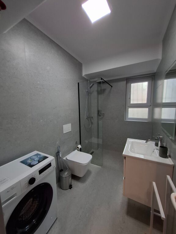 Shitet Apartament 1+1 Restorant Durresi