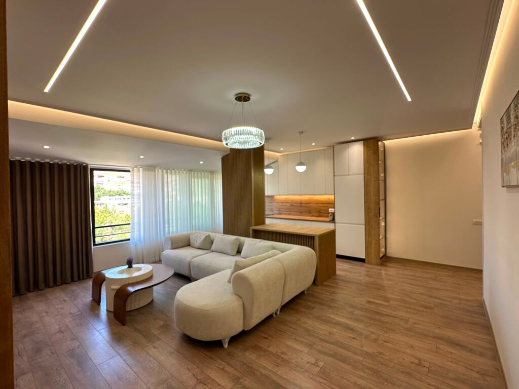 SHITET APARTAMENT 2+1 ME PAMJE NGA LIQENI– Liqeni i Thatë 🌿 📐 Sip. neto: 77.6 m² 🌿 Verandë: 17.3 m² 🏢 Sip. të përbashkëta: 11.6 m² 📏 Totale: 106.7 m²  🏢 Kati 4 🌅 Pamje nga liqeni 💶 273 milion lek