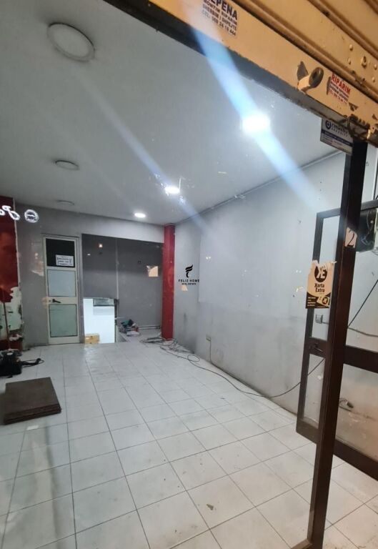 NEGOZIO IN AFFITTO 45 M2 VIA DELLE BARRICATE 80.000 LEKE FH-89417