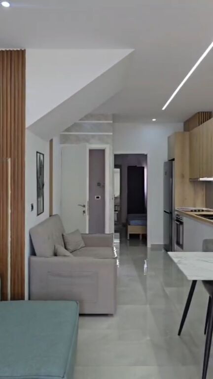 Appartamento 1+1 con arredamento moderno in vendita per investimento, nel centro di Librazhd 80.000 €
