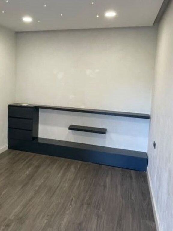 Jepet apartament 2+1+2+2 ballkone me qira per zyra tek Qendra Metropol , Rruga Myslym Shyri , Drejtoria e Policise .