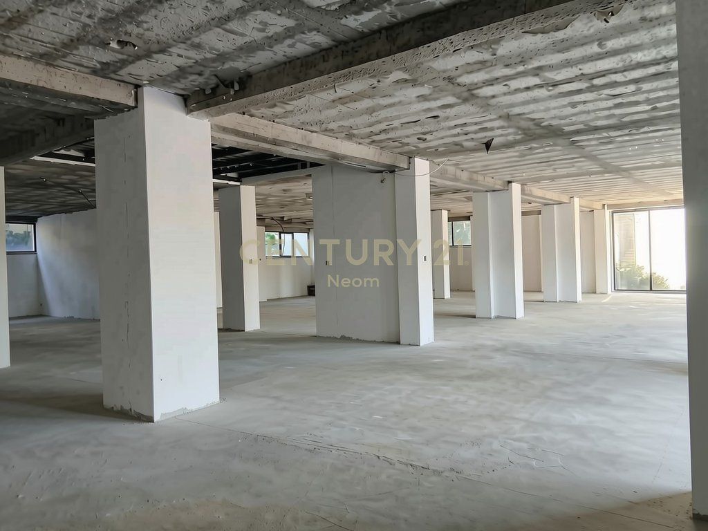 AMBIENT KOMERCIAL ME QIRA 919.7 M2 , NË RRUGË KRYESORE - INSTITUT