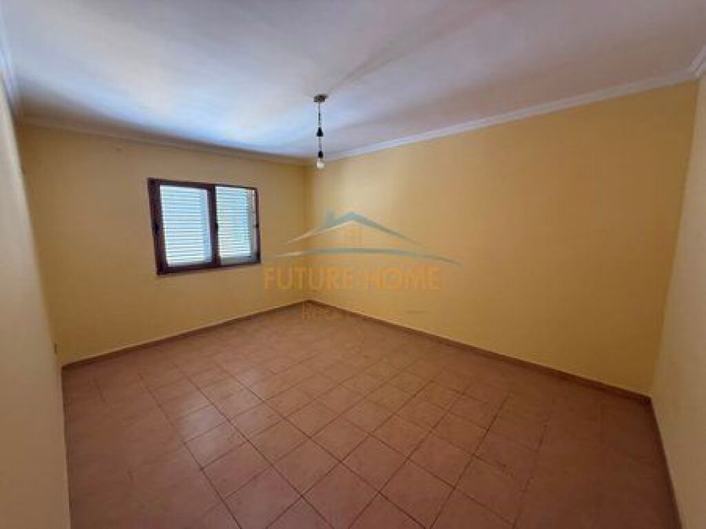 Shitet, Apartament 2+1, Laprakë, Tiranë