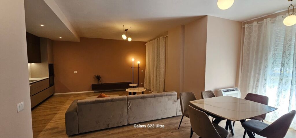 Apartament 2+1+2, i pabanuar më parë, në një nga komplekset më të kërkuara të Univers City.
