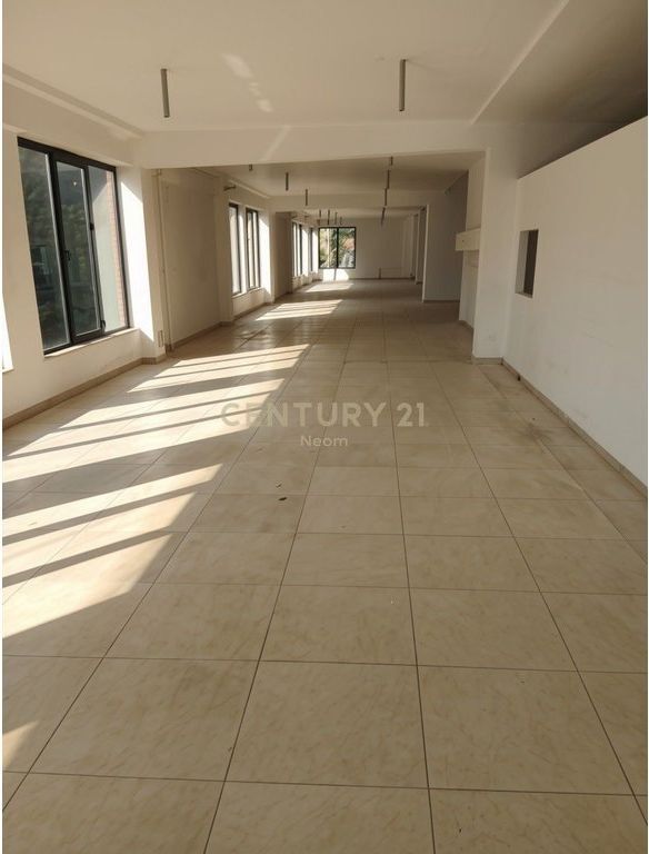 JEPET AMBIENT KOMERCIAL ME QIRA 1248M2, NË INSTITUT