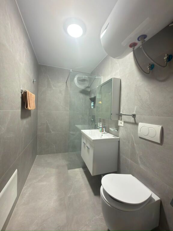 Jepet me qira apartament 2+1+2+parking tek Komuna e Parisit