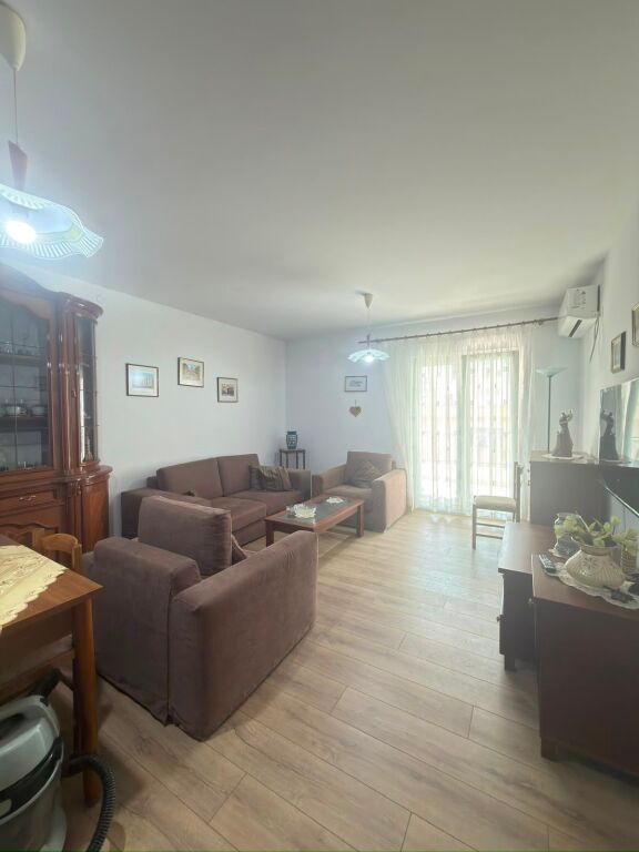 Jepet me qira apartament 2+1+2+parking tek Komuna e Parisit