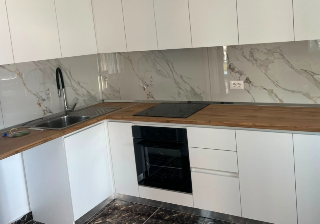 Jepet apartament 2+1 me qira tek Rruga Mihal Grameno , Rruga Ali Demi , ish Tregu Elektrik .