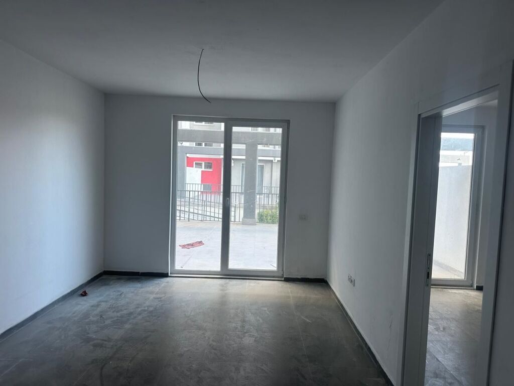 SHITET APARTAMENT 1+1 me Verand UNIVERS CITY