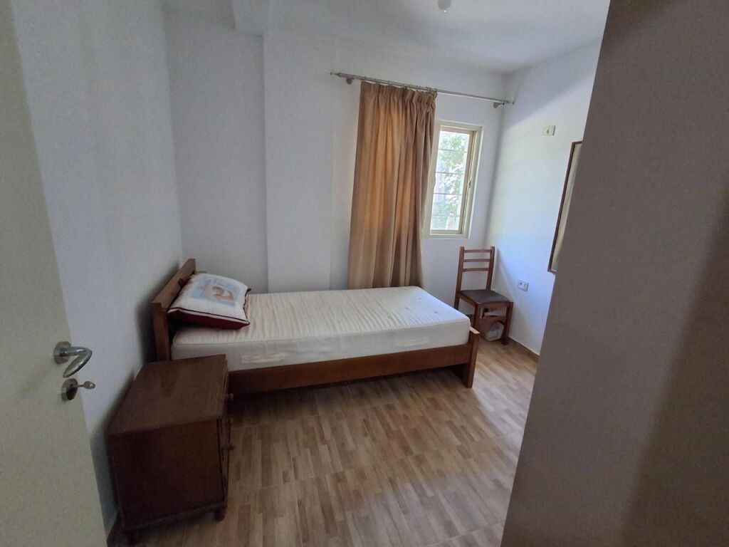 Nella zona di Kodra e Priftit, vicino alla Scuola Mrekullia, si affitta una villa, appartamento, 2+1, 40.000 Leke