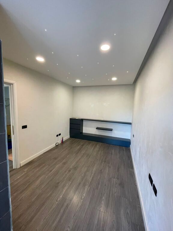 Jepet apartament 2+1+2+2 ballkone (per zyre apo banim) me qira tek Qendra Metropol , Rruga Myslym Shyri , Drejtoria e Policise .