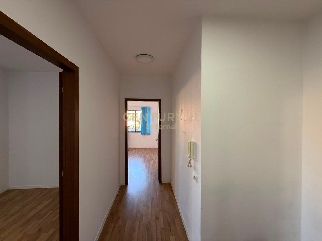Ambjent per zyre me qira në Komunën e Parisit, Tiranë - 650€ | 77.6 m²