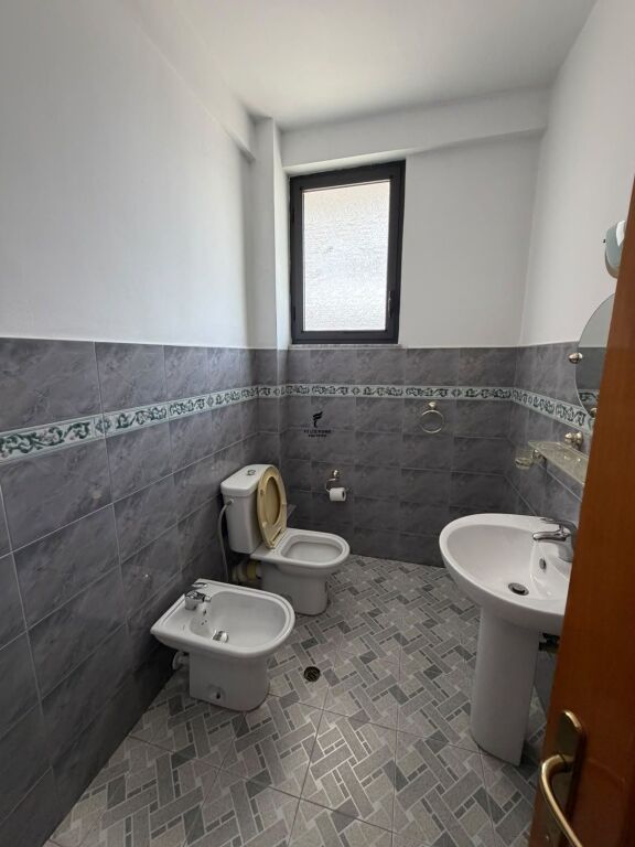 ZYRE ME QERA 200 M2 OXHAKU 200.000 LEKE FH-89509