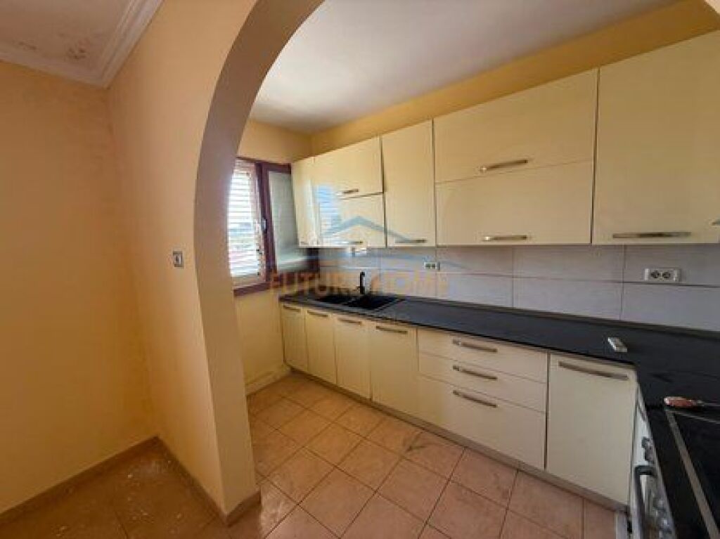 Shitet, Apartament 2+1, Laprakë, Tiranë