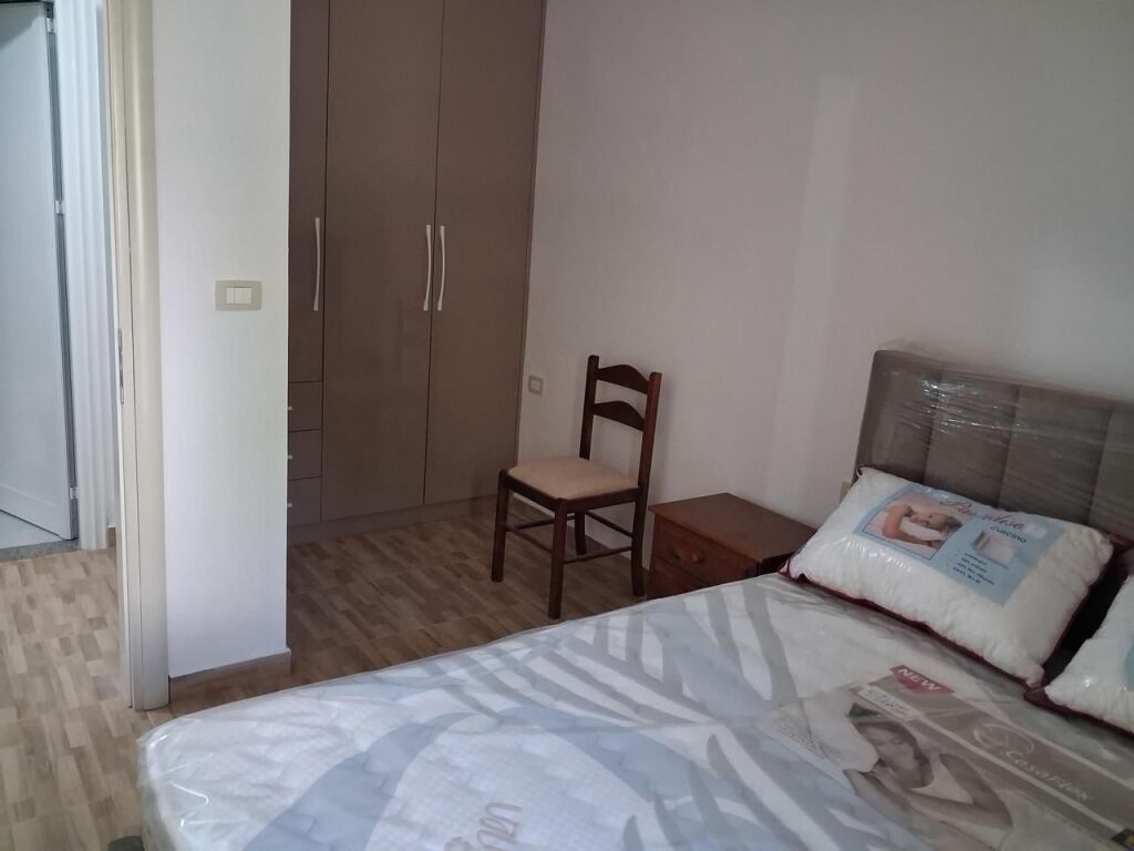 Nella zona di Kodra e Priftit, vicino alla Scuola Mrekullia, si affitta una villa, appartamento, 2+1, 40.000 Leke