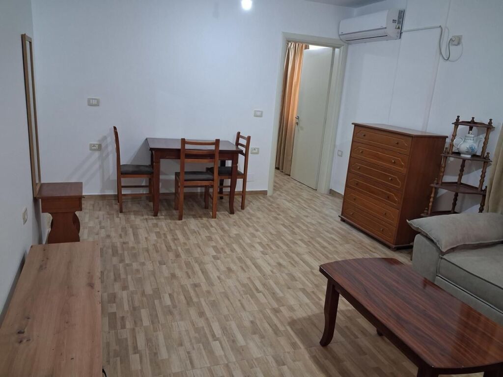 Nella zona di Kodra e Priftit, vicino alla Scuola Mrekullia, si affitta una villa, appartamento, 2+1, 40.000 Leke
