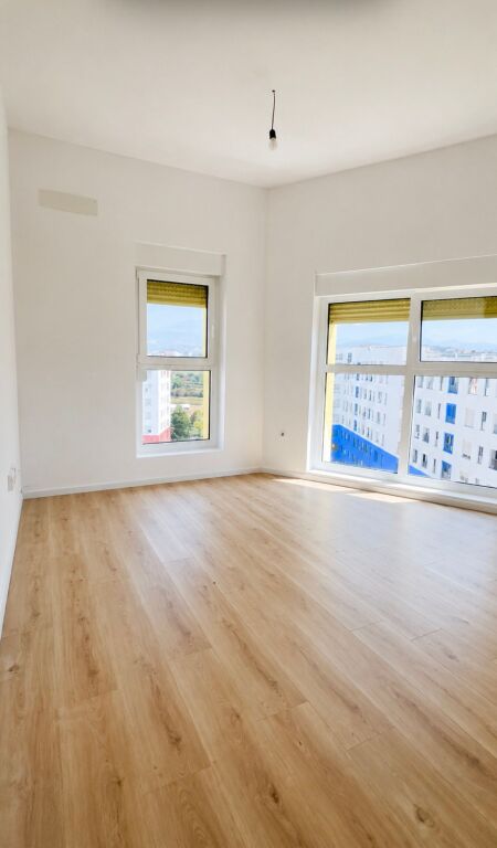 Shitet apartament 2+1