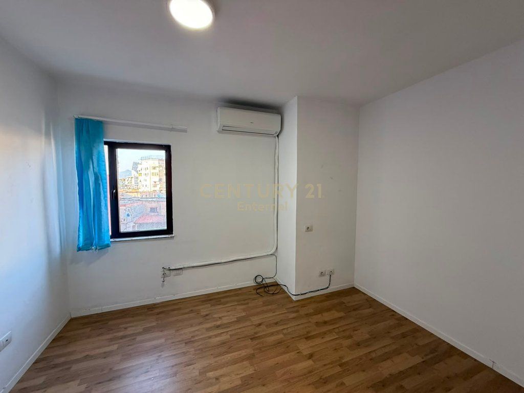 Ambjent per zyre me qira në Komunën e Parisit, Tiranë - 650€ | 77.6 m²