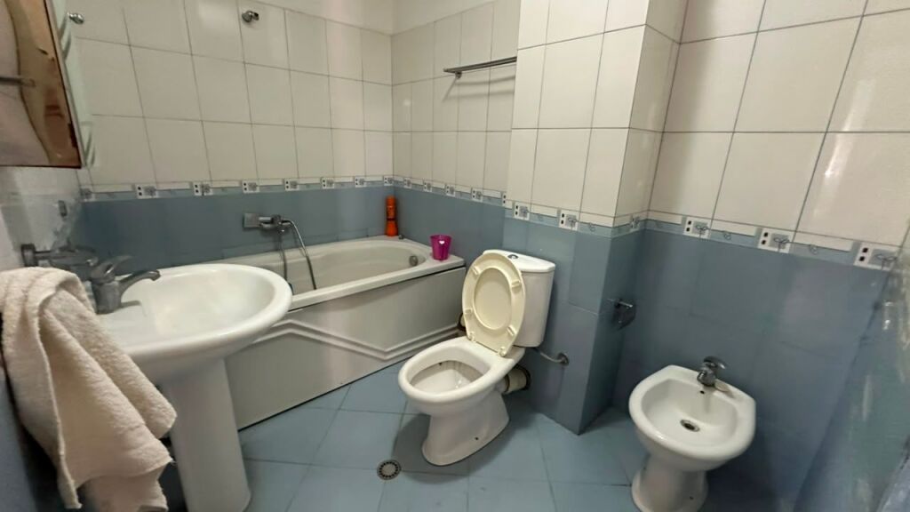 Jepet apartament 2+1+2 me qira – Rruga Fotuzi