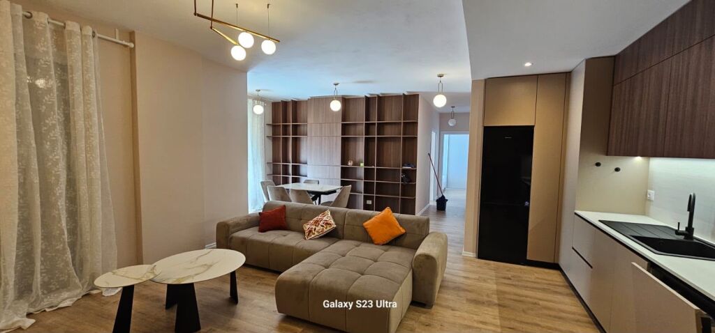 Apartament 2+1+2, i pabanuar më parë, në një nga komplekset më të kërkuara të Univers City.