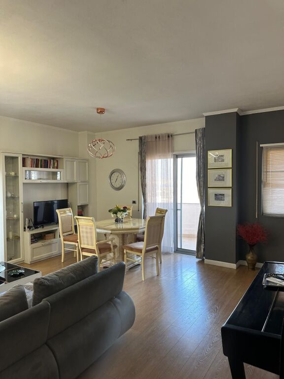 Appartamento Con Vista Mare E Porto 3+1+2 In Affitto, Durazzo!