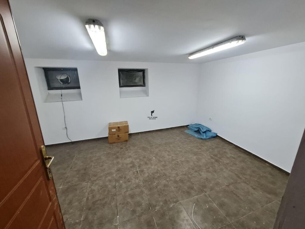 NEGOZIO IN AFFITTO 45 M2 VIA DELLE BARRICATE 80.000 LEKE FH-89417