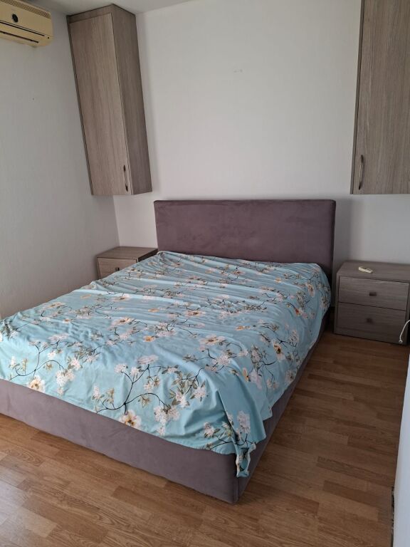 Tek Fusha e Aviacionit jepet me Qera Apartament 2+1 i mobiluar.