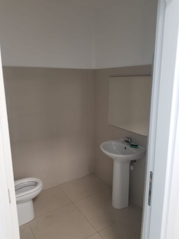 Jepet me qira ambient biznesi – Pranë Shkollës “Ismail Qemali”