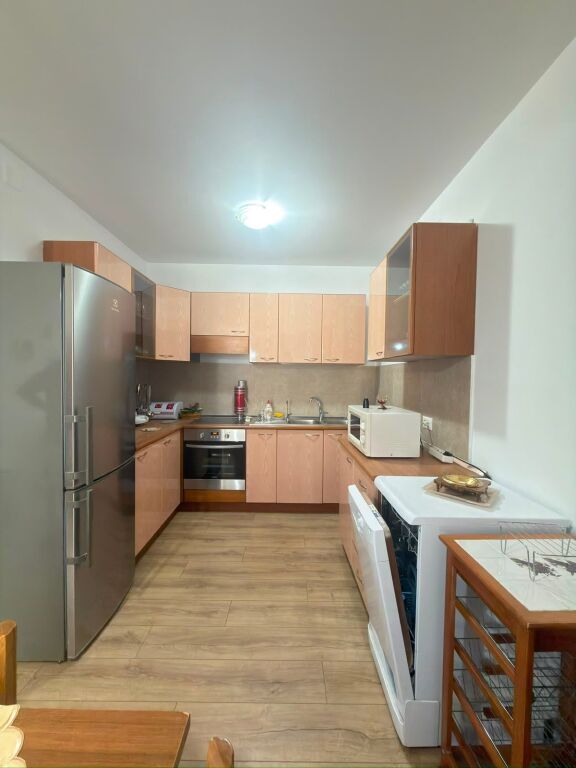 Jepet me qira apartament 2+1+2+parking tek Komuna e Parisit
