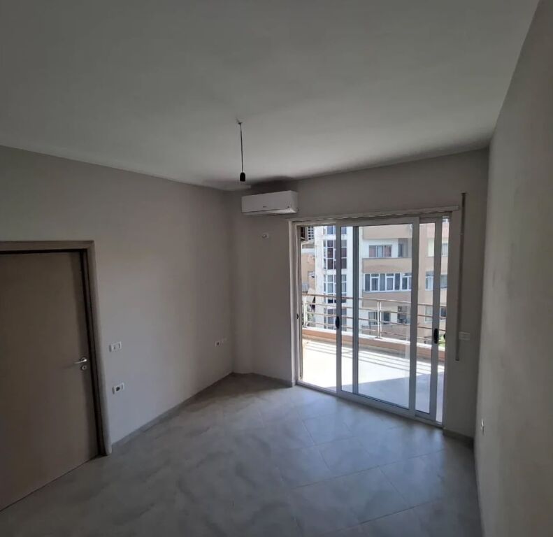 FRESK, APARTAMENT ME QERA 2+1+2