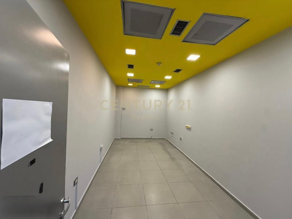 VIA KAVAJES, LOCALE COMMERCIALE IN AFFITTO