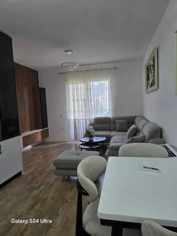 Affittasi Appartamento 1+1 Di Fronte Alla Scuola Zoja e Këshillit të Mirë