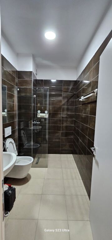Apartament 2+1+2, i pabanuar më parë, në një nga komplekset më të kërkuara të Univers City.