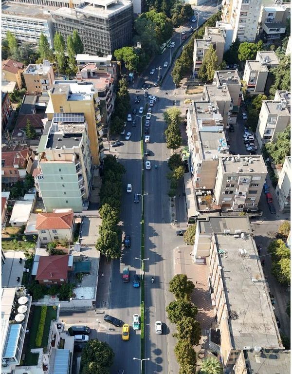 NEGOZIO IN VENDITA NELLA ZONA 21 DHJETORI
