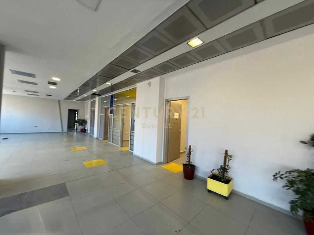 VIA KAVAJES, LOCALE COMMERCIALE IN AFFITTO