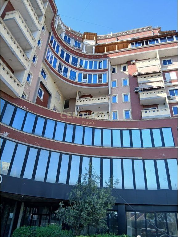 AMBIENT KOMERCIAL ME QIRA 919.7 M2 , NË RRUGË KRYESORE - INSTITUT