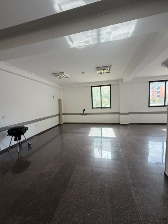 ZYRE ME QERA 200 M2 C200.000 LEKE FH-89501