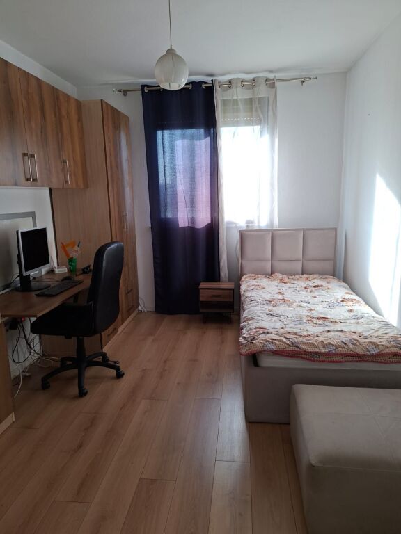 Tek Fusha e Aviacionit jepet me Qera Apartament 2+1 i mobiluar.
