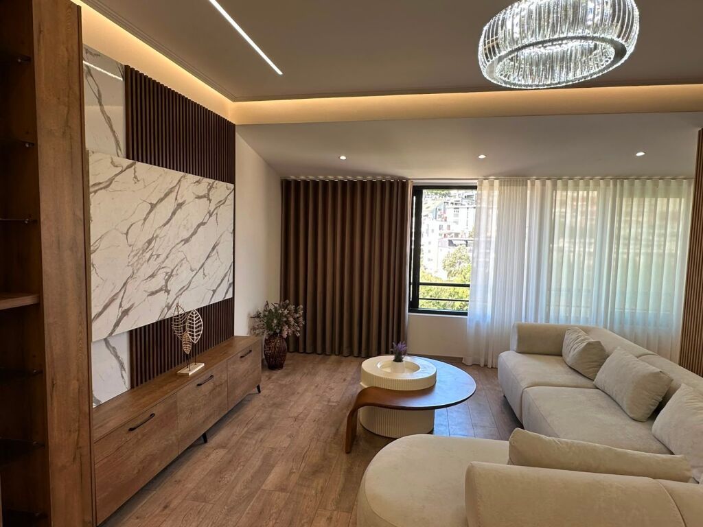 SHITET APARTAMENT 2+1 ME PAMJE NGA LIQENI– Liqeni i Thatë 🌿 📐 Sip. neto: 77.6 m² 🌿 Verandë: 17.3 m² 🏢 Sip. të përbashkëta: 11.6 m² 📏 Totale: 106.7 m²  🏢 Kati 4 🌅 Pamje nga liqeni 💶 273 milion lek