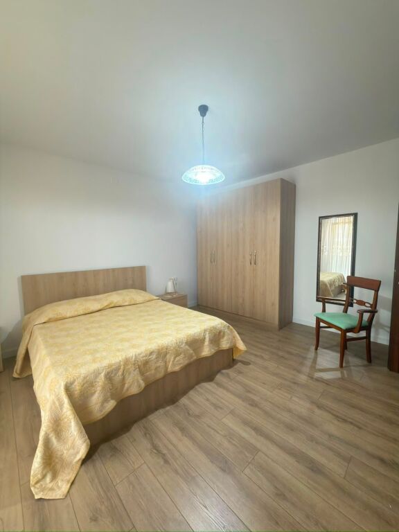 Jepet me qira apartament 2+1+2+parking tek Komuna e Parisit