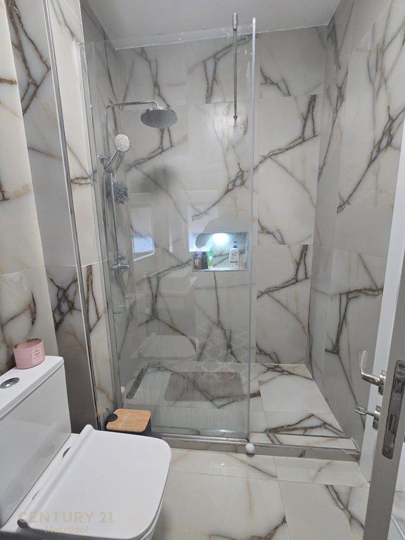 Appartamento moderno 2+1+2 con parcheggio, in affitto vicino al Giardino Botanico 1.100 € /Mese