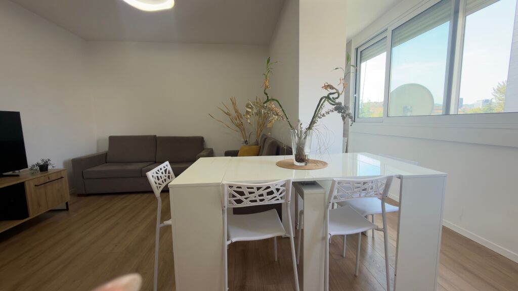 JEPET ME QIRA APARTAMENT 3+1,Prane Pazarit te Ri ,🏷️75.000Leke