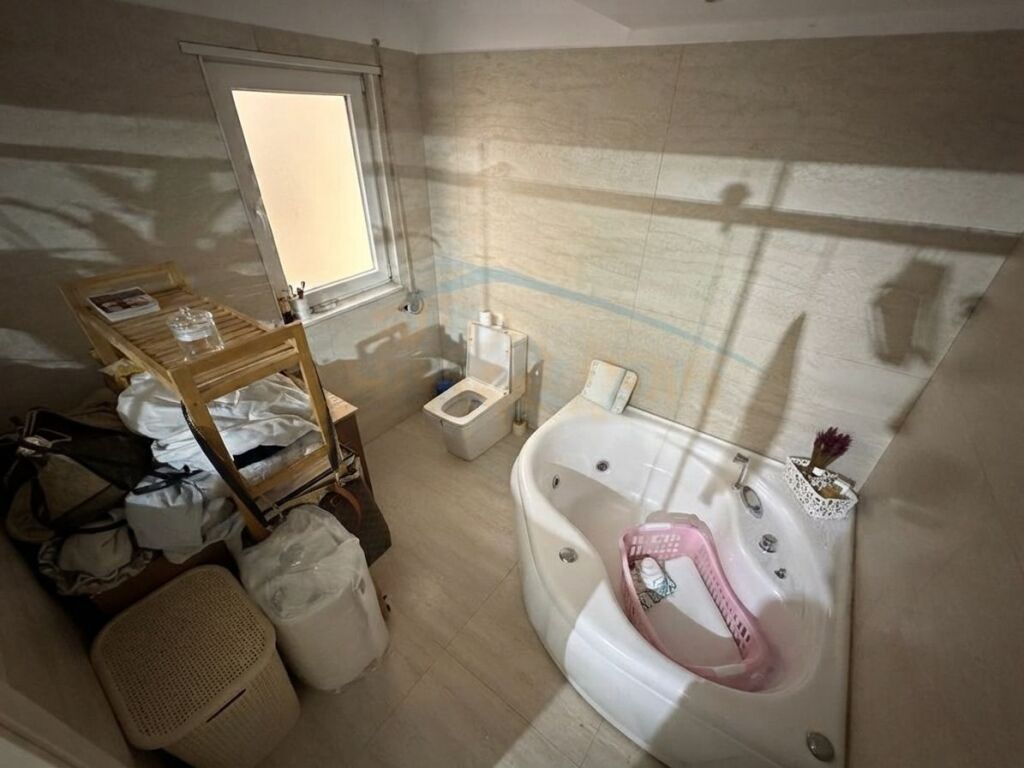 Shitet, Apartament 2+1+2 , Liqeni i Thatë, Tiranë.