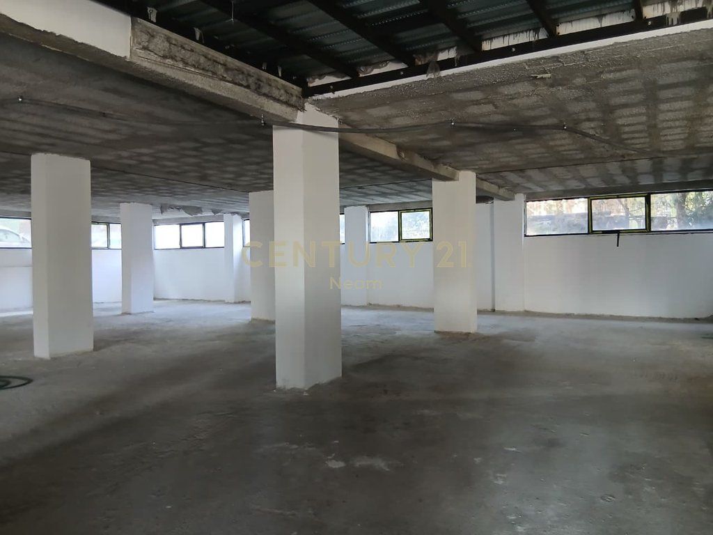 AMBIENT KOMERCIAL ME QIRA 919.7 M2 , NË RRUGË KRYESORE - INSTITUT