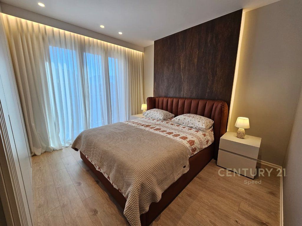 Ofrojme apartament 1+1 dhe post post parkimi per qira tek Rruga Barrikadave ! 1,200 € /Muaj