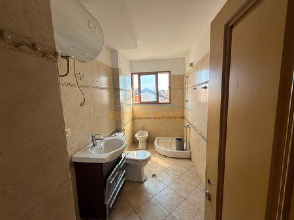 Shitet, Apartament 2+1, Laprakë, Tiranë