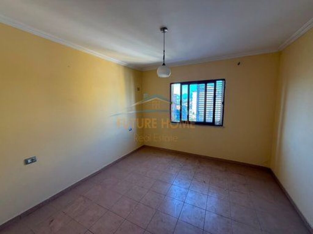 Shitet, Apartament 2+1, Laprakë, Tiranë