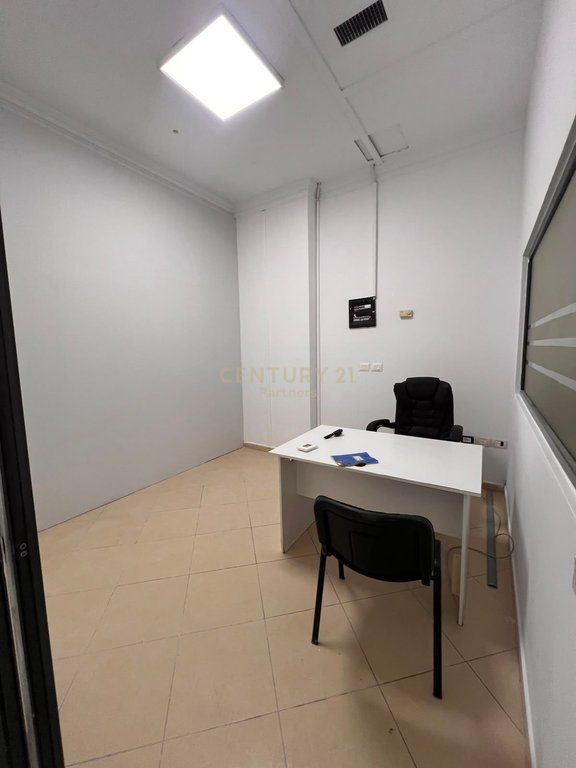 JEPET ME QIRA AMBIENT BIZNESI TEK RRUGA E KAVAJËS, PËRBALLË DELIJORGJIT