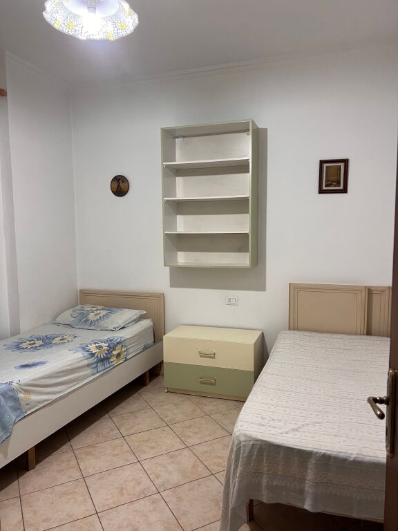 Jepet me qira 2+1+1 Astir prane Oslos 500 mije leke