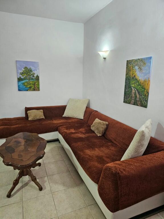 Rent | Apartament 1 + 1 | Rruga Xhanfize Keko | 400 €/month